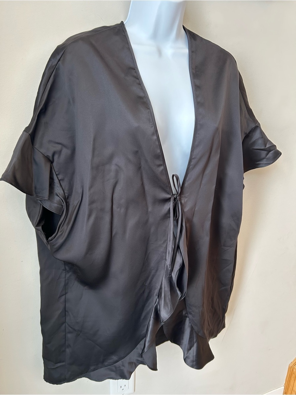 🟢 5 for $25 🟢 BNWT Victoria's Secret Black Satin Kimono Wrap